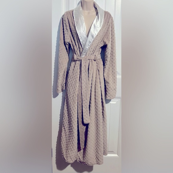 Gorgeous white satin lined robe - Picture 1 of 8